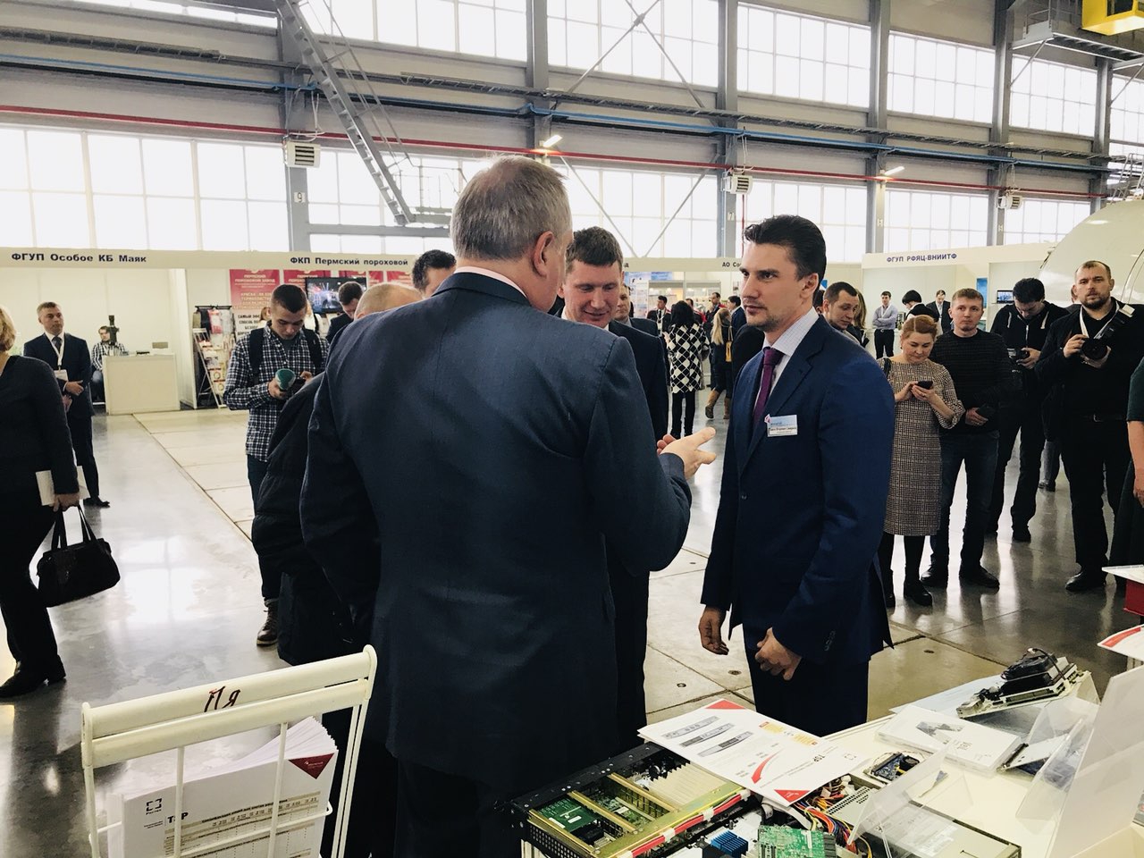 Дмитрий Рогозин ознакомился с телеком оборудованием НИИ «Масштаб» на конференции в Перми